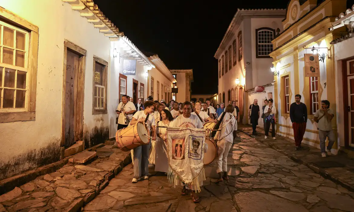 No momento, você está visualizando História afro nas escolas ajuda a reduzir preconceitos, dizem mestres