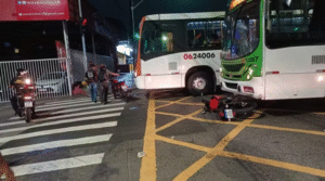 Leia mais sobre o artigo Acidente entre ônibus e motos deixa três feridos em cruzamento na Zona Sul de Manaus