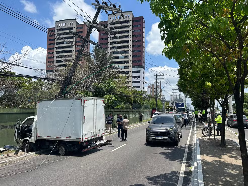 No momento, você está visualizando Caminhão bate em poste e parte da Avenida Ephigênio Salles é bloqueada em Manaus