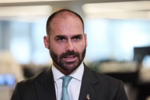 Leia mais sobre o artigo Moraes diz que Eduardo está no exterior para fugir da lei e determina notificação de denúncia por edital