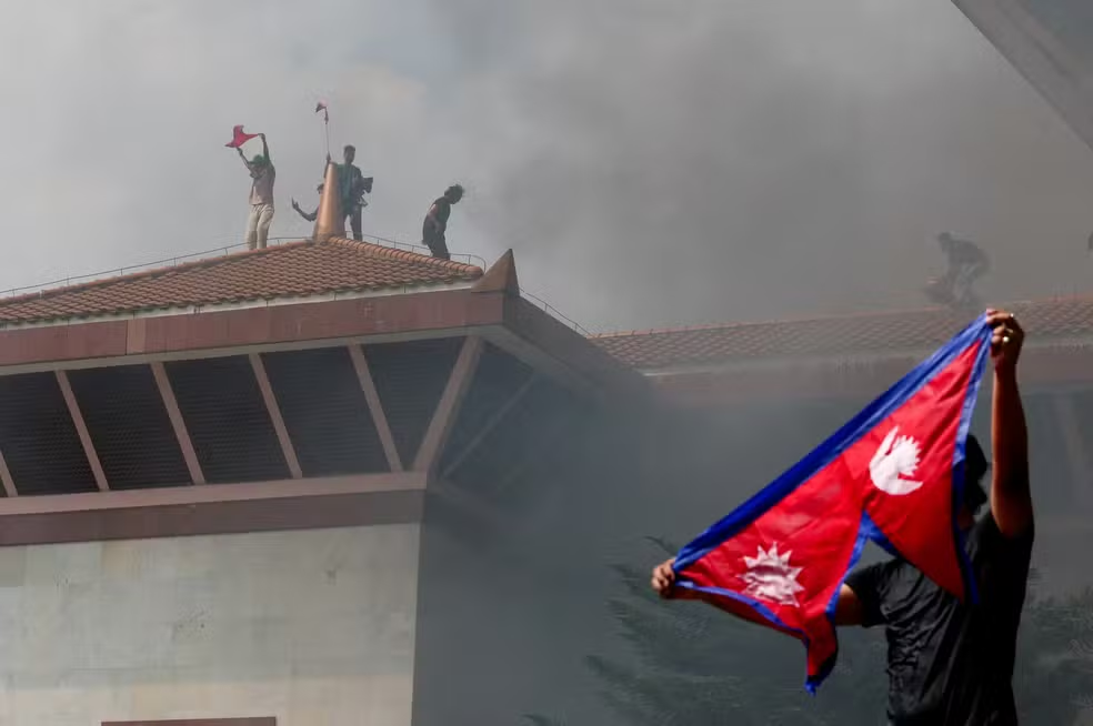 No momento, você está visualizando Premiê do Nepal renuncia em meio a protestos contra o governo; manifestantes incendeiam Parlamento e casas de ministros