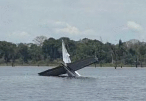 Leia mais sobre o artigo Piloto lança avião da Venezuela com 380 kg de maconha em represa no AM ao entrar ilegalmente no Brasil