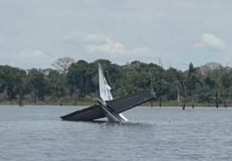 No momento, você está visualizando Piloto lança avião da Venezuela com 380 kg de maconha em represa no AM ao entrar ilegalmente no Brasil