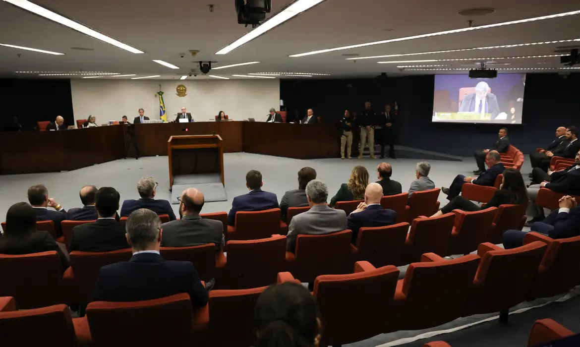 No momento, você está visualizando STF retoma julgamento de Bolsonaro após intervalo; Fux prossegue voto