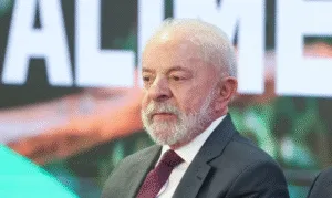 Leia mais sobre o artigo Lula troca de avião após falha no motor antes de voo no Pará