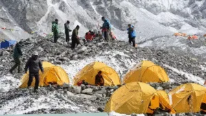 Leia mais sobre o artigo A corrida contra o tempo para resgatar mais de 200 pessoas presas no Monte Everest