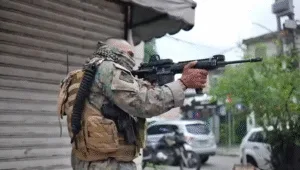Leia mais sobre o artigo Megaoperação ‘sufoca’ Comando Vermelho em 15 comunidades do RJ; 7 são mortos em confrontos