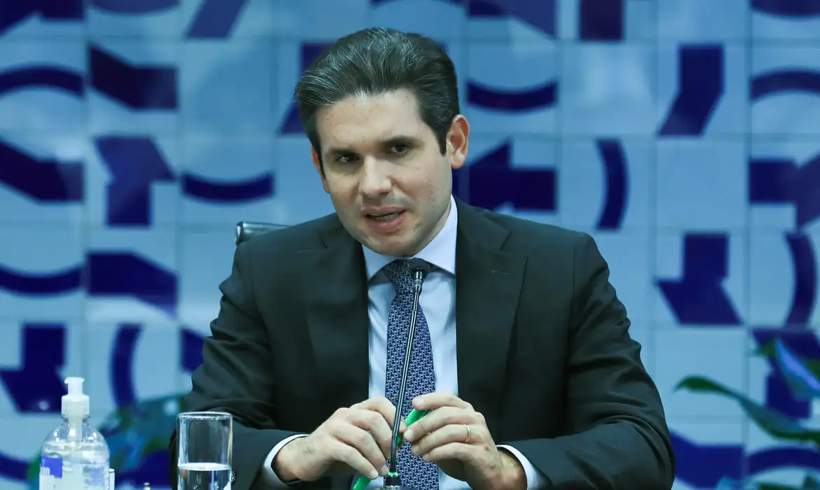 No momento, você está visualizando Hugo Motta confirma para hoje votação de isenção do Imposto de Renda