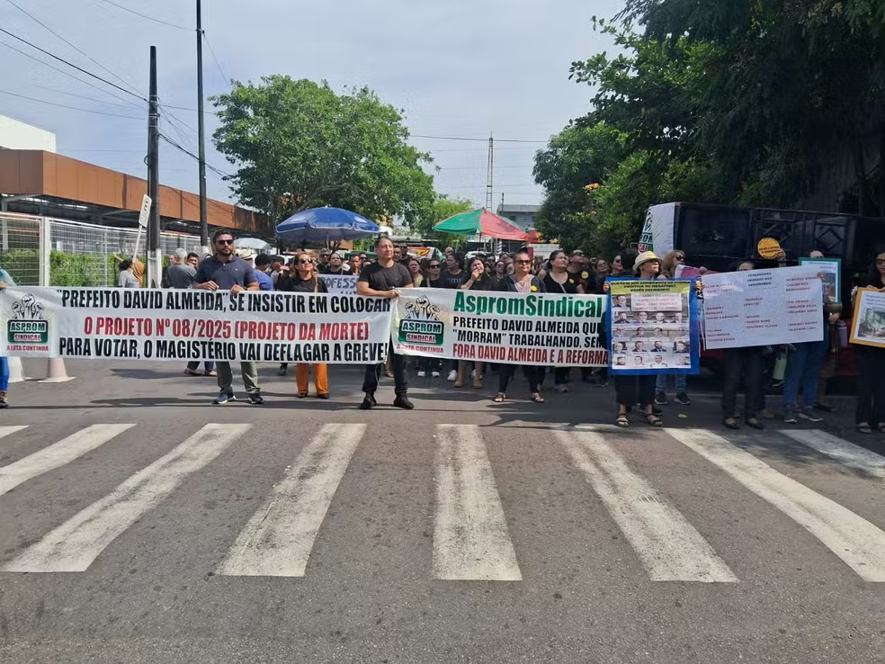 No momento, você está visualizando Professores e sindicatos fazem ato contra reforma da Previdência em frente a Câmara Municipal de Manaus