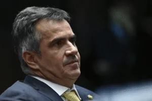 Leia mais sobre o artigo Ao atribuir ‘prejuízo gigantesco’ a Eduardo, Ciro Nogueira ‘risca o chão’ e diz à família Bolsonaro que Centrão vai comandar campanha de 2026