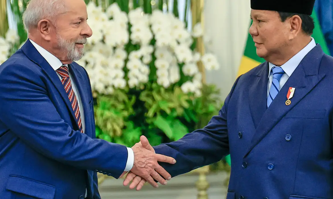 No momento, você está visualizando Brasil e Indonésia firmam acordos; Lula confirma candidatura em 2026