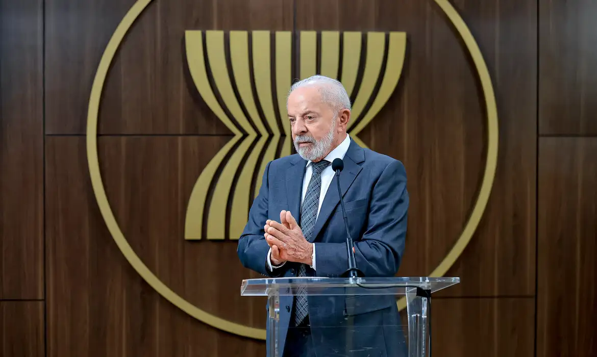 No momento, você está visualizando Lula quer discutir com Trump punição dada a ministros do STF