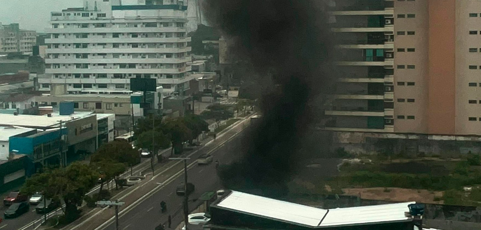 No momento, você está visualizando Incêndio em terreno desocupado na Zona Centro-Sul forma coluna de fumaça tóxica