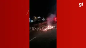 Leia mais sobre o artigo Polícia desmonta barricada em chamas após frustrar homenagem ao CV em Manaus