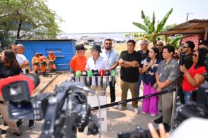 Leia mais sobre o artigo David Almeida instala maior ecobarreira de Manaus no Educandos e apresenta resultados ambientais que serão levados à COP30