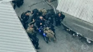 Leia mais sobre o artigo Megaoperação no Rio: imagens inéditas mostram criminosos fortemente armados, rendição de suspeitos e resgate de policiais feridos