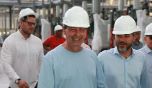 Leia mais sobre o artigo Omar Aziz visita instalações de nova fábrica que deve gerar mais de 1.200 empregos em Manaus