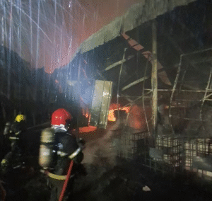 Leia mais sobre o artigo Incêndio em fábrica de reciclagem na Zona Leste de Manaus pode ter sido criminoso, diz Corpo de Bombeiros