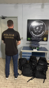 Leia mais sobre o artigo Colombianos são presos suspeitos de carregar mais de 20 kg de cocaína em aeroporto do AM