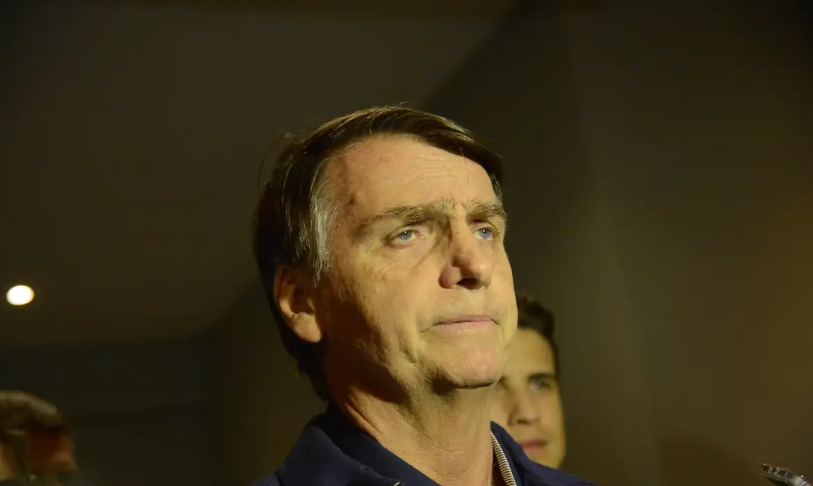 No momento, você está visualizando Defesa de Bolsonaro pede prisão domiciliar humanitária ao STF