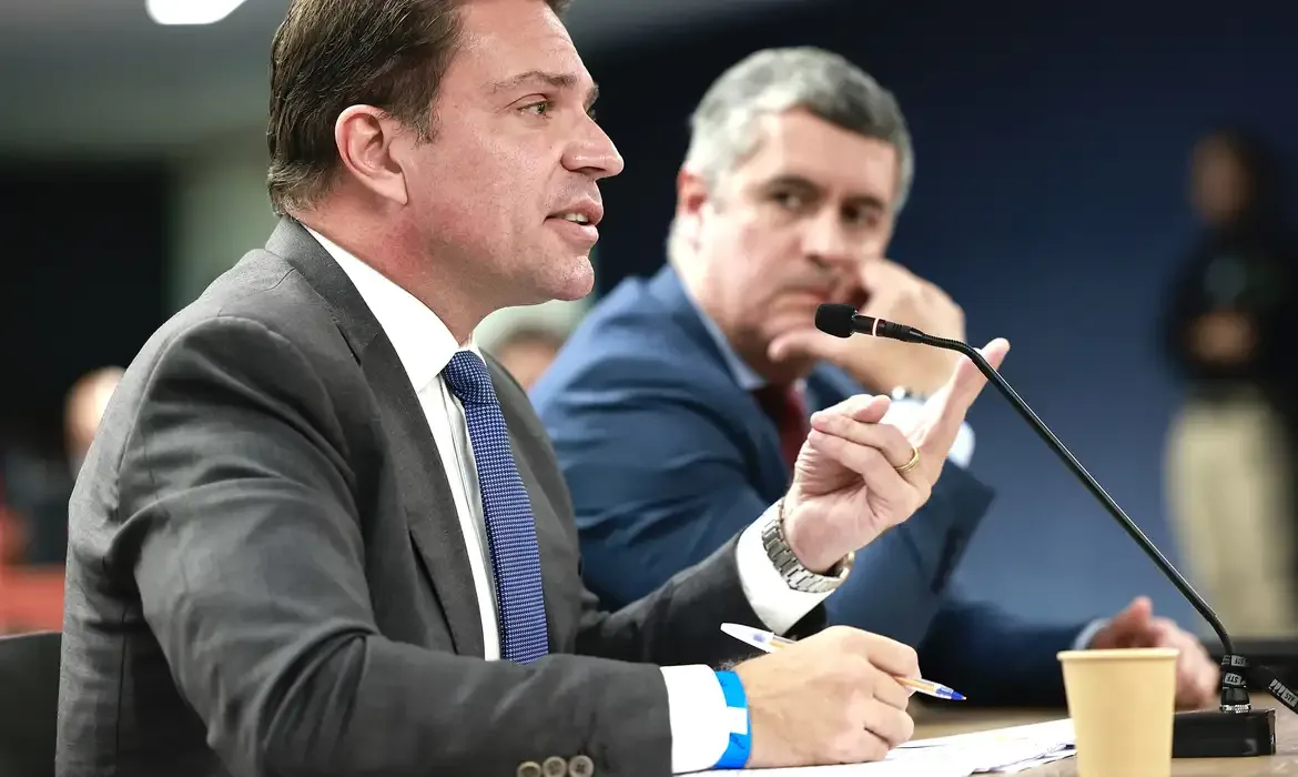 No momento, você está visualizando Moraes determina prisão de Ramagem após deputado ser visto em Miami