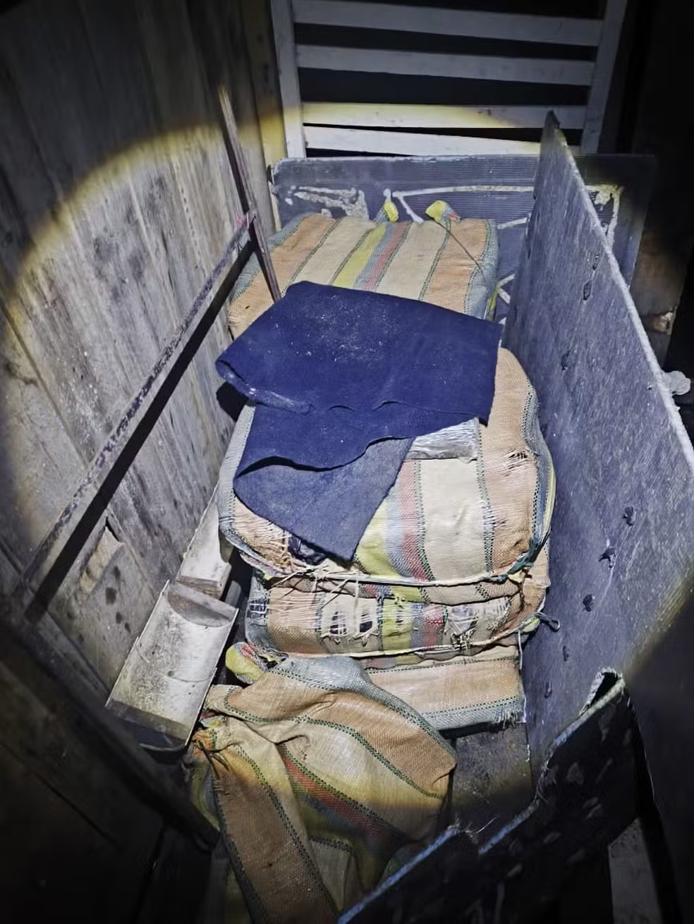 No momento, você está visualizando Mais de 200 kg de drogas são apreendidos e homem é preso em flutuante no AM