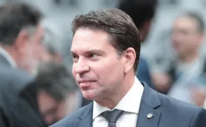 Leia mais sobre o artigo Ex-chefe da Abin, Ramagem leva segredos de Estado ao fugir para os EUA