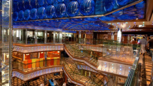 Leia mais sobre o artigo FOTOS: Navios luxuosos com altura de prédio de 24 andares viram hotéis flutuantes na COP 30; veja como são por dentro