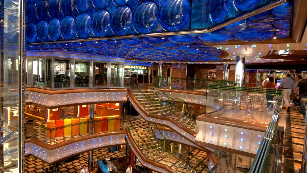 No momento, você está visualizando FOTOS: Navios luxuosos com altura de prédio de 24 andares viram hotéis flutuantes na COP 30; veja como são por dentro