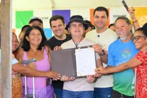 Leia mais sobre o artigo David Almeida assina ordem de serviço para pavimentação do ramal Água Branca 2 e consolida maior ciclo de investimentos da história na zona rural de Manaus