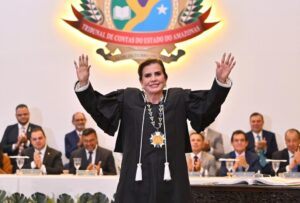 Leia mais sobre o artigo Em posse histórica, Yara Amazônia Lins assume terceiro mandato e consolida trajetória pioneira no TCE-AM