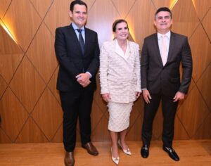 Leia mais sobre o artigo Prefeito David Almeida prestigia posse do novo Corpo Diretivo do TCE-AM e parabeniza conselheira Yara Amazônia Lins por recondução histórica