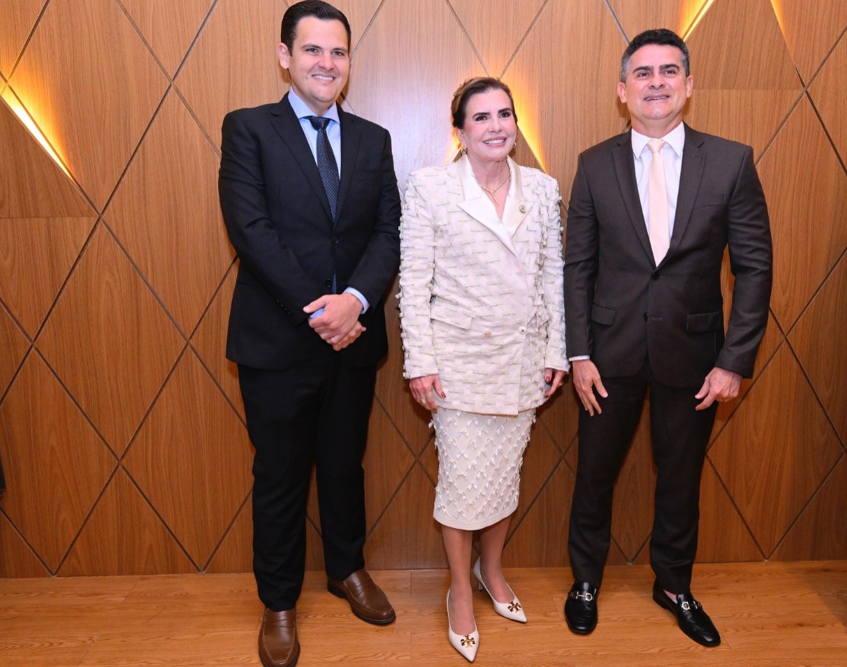 No momento, você está visualizando Prefeito David Almeida prestigia posse do novo Corpo Diretivo do TCE-AM e parabeniza conselheira Yara Amazônia Lins por recondução histórica