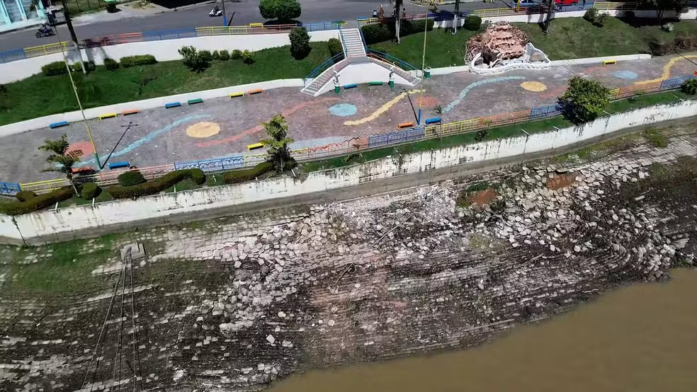 No momento, você está visualizando Parte da orla de Itacoatiara é interditada por riscos de novos desabamentos