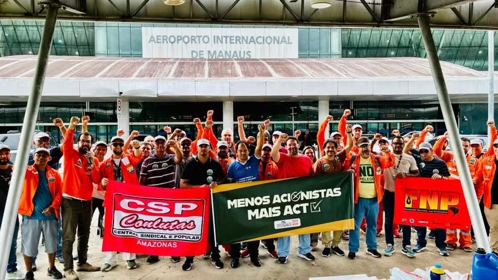 No momento, você está visualizando Em greve, petroleiros fazem ato no aeroporto de Manaus e não embarcam para base de Urucu