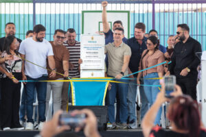 Leia mais sobre o artigo David Almeida realiza sonho histórico e entrega ginásio poliesportivo Menino Theylor no Mauazinho