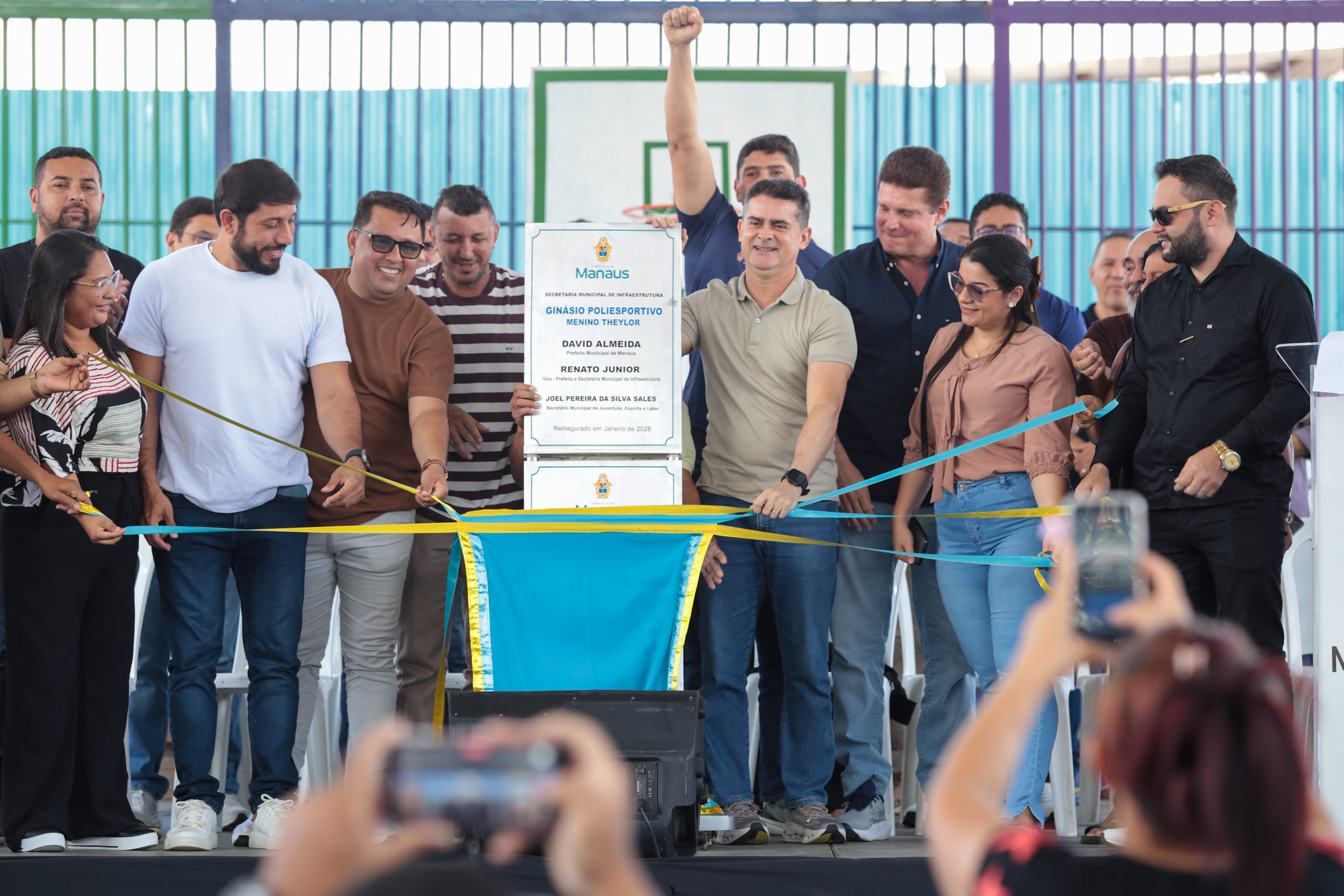 No momento, você está visualizando David Almeida realiza sonho histórico e entrega ginásio poliesportivo Menino Theylor no Mauazinho