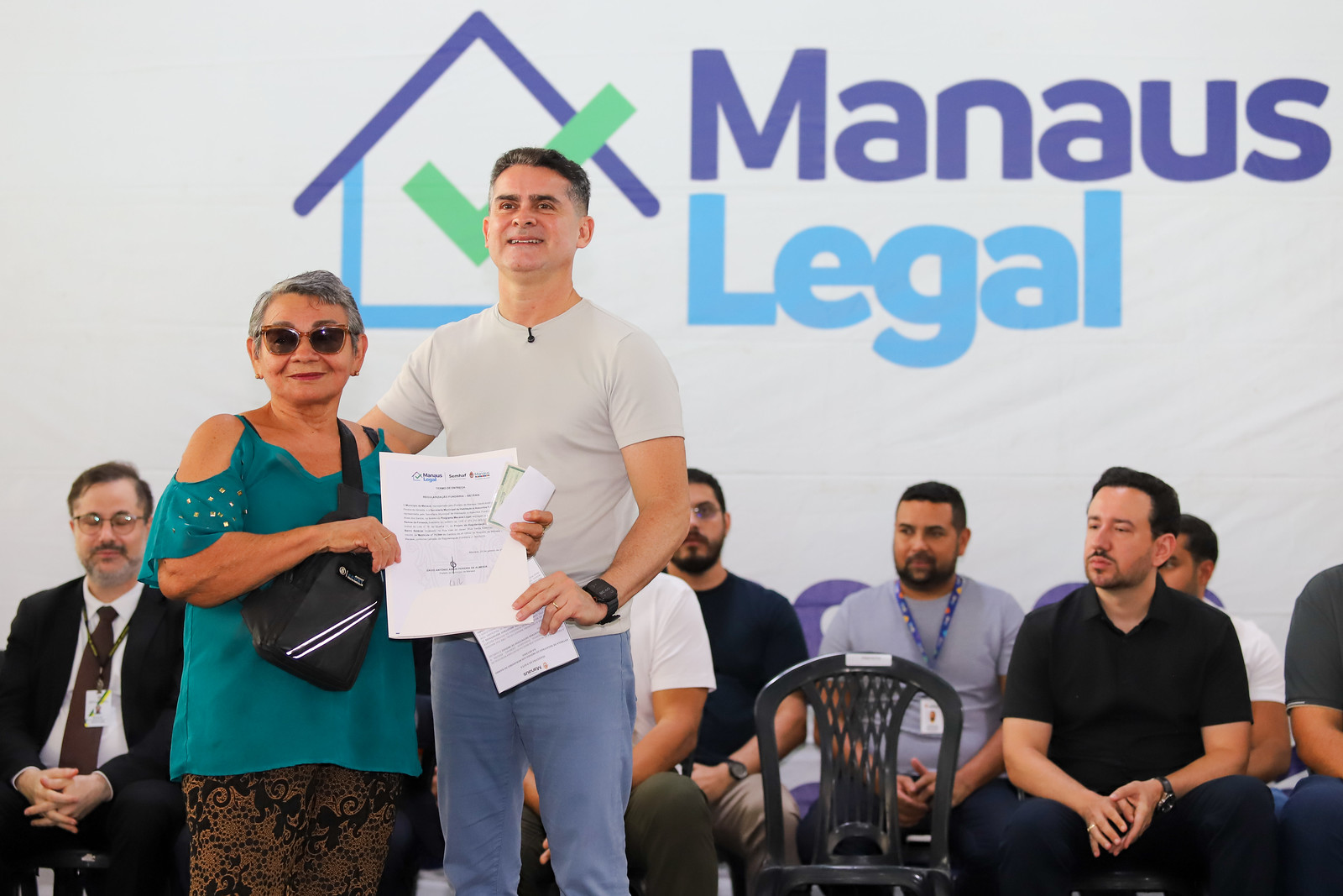 No momento, você está visualizando Prefeitura põe fim à espera histórica. 350 famílias da Zona Sul de Manaus recebem registros de imóveis