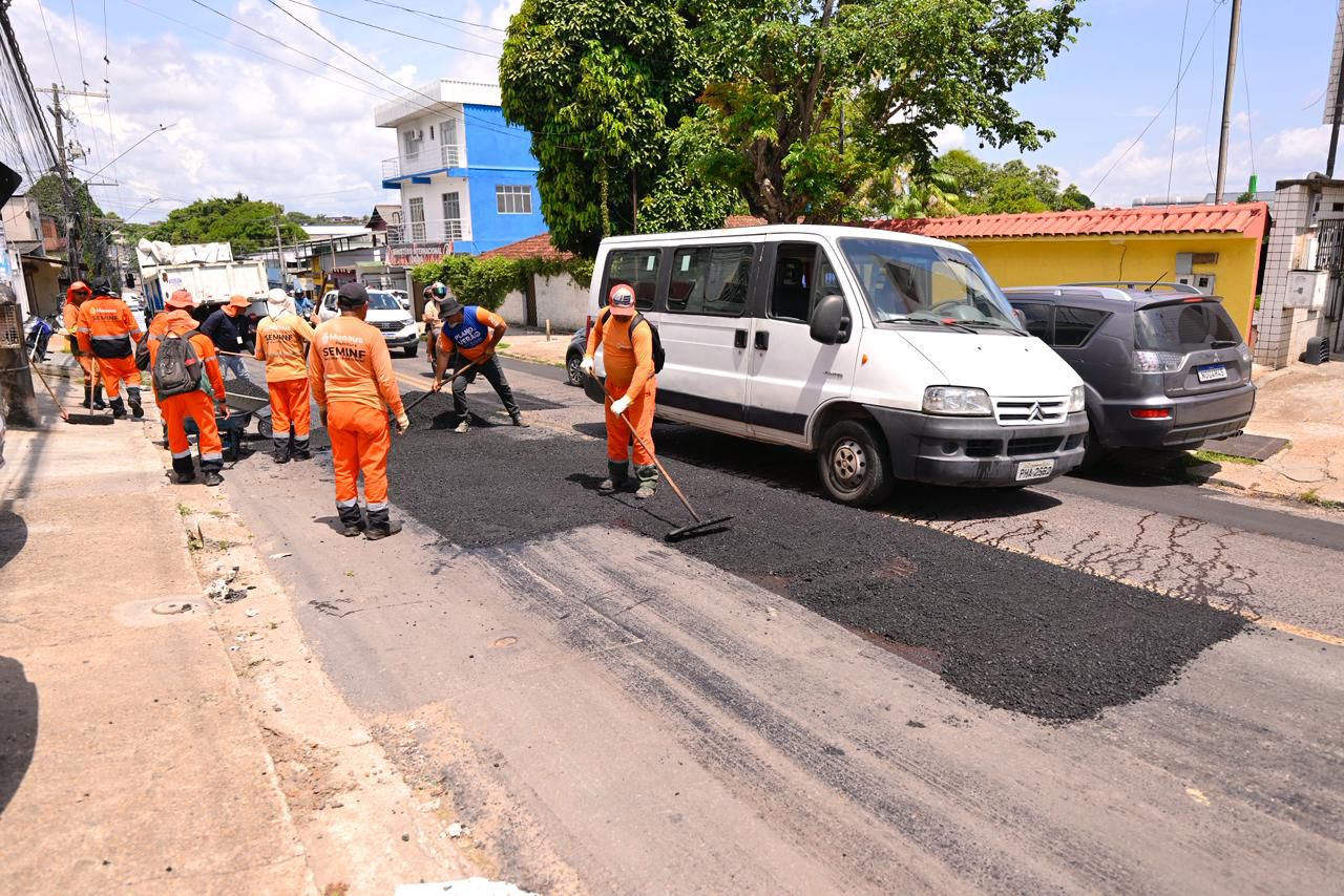 No momento, você está visualizando Prefeito David Almeida acompanha força-tarefa de manutenção asfáltica nas zonas Sul e Centro-Sul e anuncia cronograma para toda Manaus