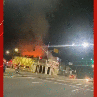 Incêndio atinge tradicional Bar Caldeira na madrugada deste domingo em Manaus