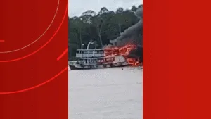 Leia mais sobre o artigo Embarcações pegam fogo após explosão no interior do AM e cinco pessoas ficam feridas