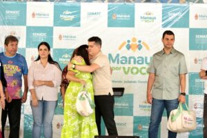 Leia mais sobre o artigo Prefeito entrega 400 kits a gestantes e amplia programa social em Manaus