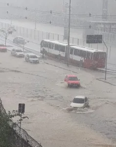 Leia mais sobre o artigo Prefeitura de Manaus alerta para risco severo de chuva intensa nesta sexta-feira