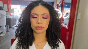 Leia mais sobre o artigo Brilhos e pedrarias: veja tendências e dicas de maquiagem para o Carnaval 2026