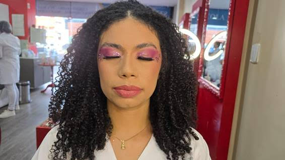 No momento, você está visualizando Brilhos e pedrarias: veja tendências e dicas de maquiagem para o Carnaval 2026