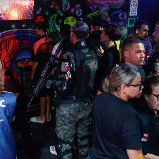 Fiscalização flagra mais de 30 menores em adega irregular de Manaus