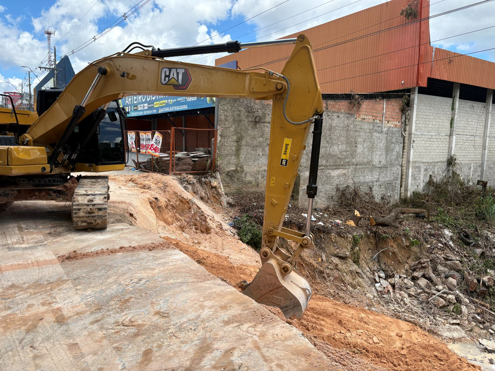No momento, você está visualizando Prefeitura de Manaus avança para a fase de reaterro nas obras da avenida Autaz Mirim neste domingo