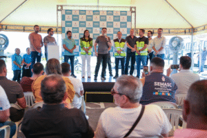 Leia mais sobre o artigo Prefeito David Almeida amplia frota de ônibus e anuncia redução do vale-transporte a partir de março