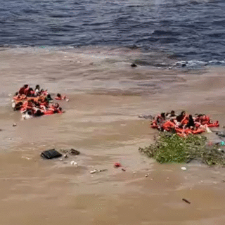 Embarcação afunda e passageiros ficam à deriva no Encontro das Águas em Manaus