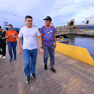David Almeida lidera operação que retira 350 toneladas de lixo do rio Negro e consolida política ambiental com 14 ecobarreiras em Manaus